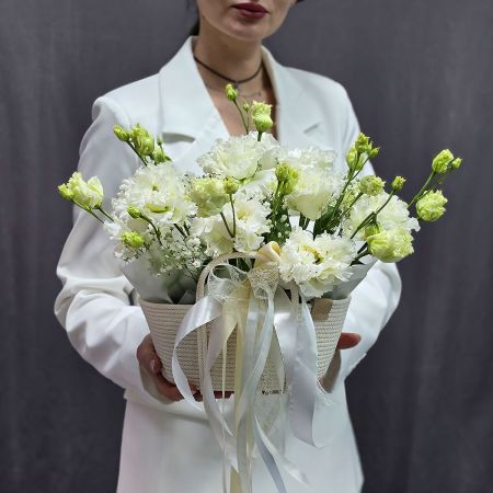 Нежная белая композиция из лизиантуса