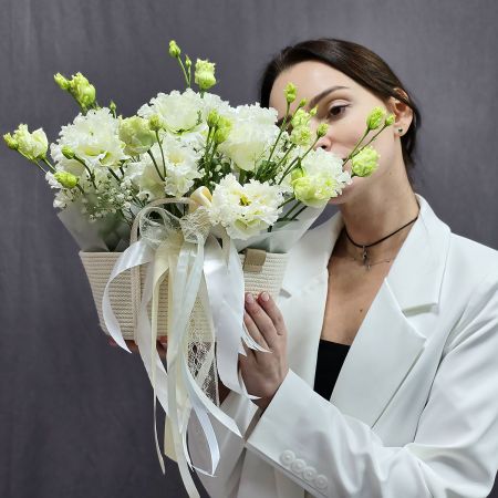 Нежная белая композиция из лизиантуса