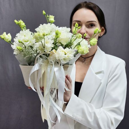 Нежная белая композиция из лизиантуса