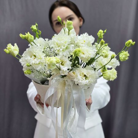 Нежная белая композиция из лизиантуса