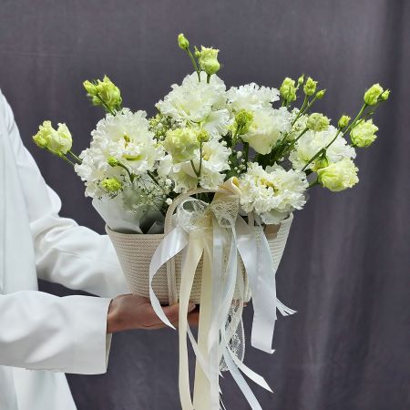 Нежная белая композиция из лизиантуса