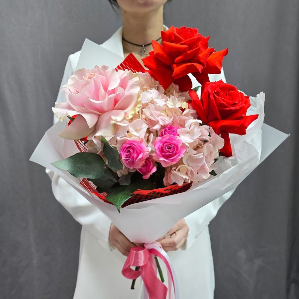 Французские алые и розовые розы Отблеск огня