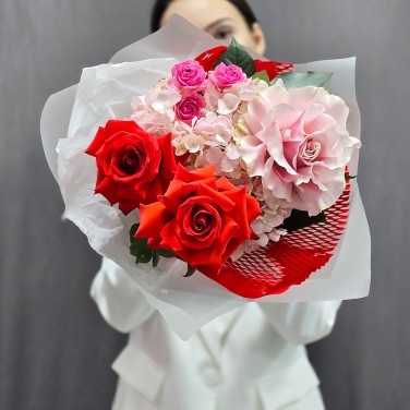 Французские алые и розовые розы Отблеск огня