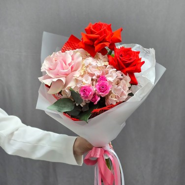 Французские алые и розовые розы Отблеск огня