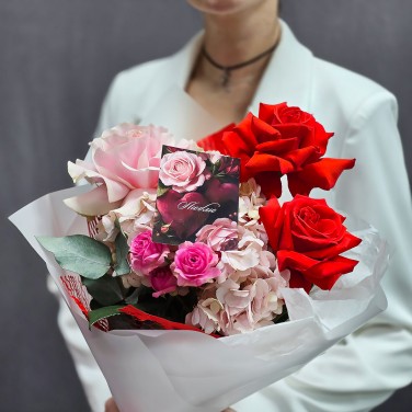 Французские алые и розовые розы Отблеск огня