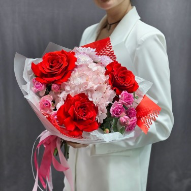 Букет алых французских роз и гортензии