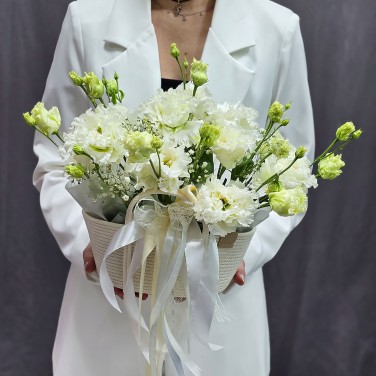 Нежная белая композиция из лизиантуса