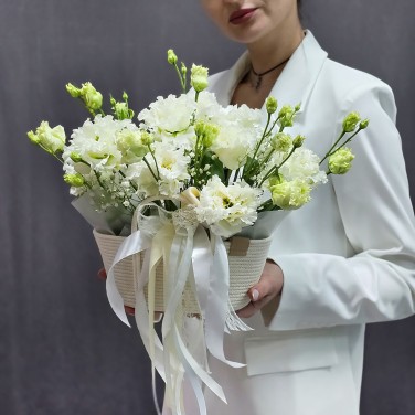 Нежная белая композиция из лизиантуса