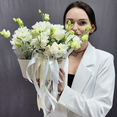 Нежная белая композиция из лизиантуса
