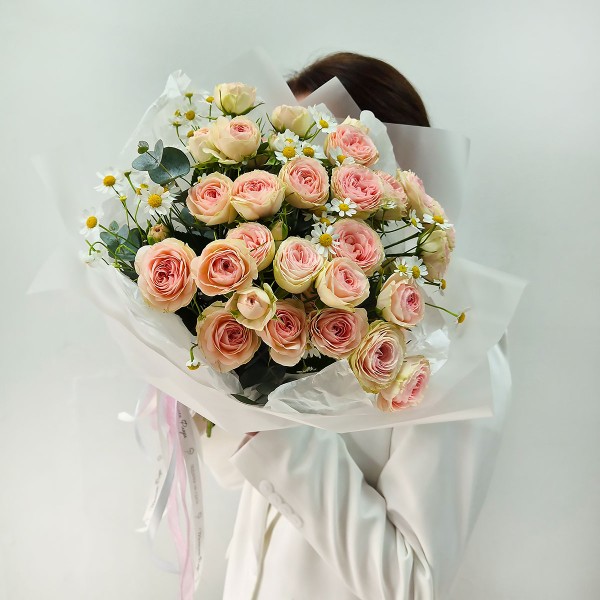 Букет кустовых пионовидных роз и ромашек