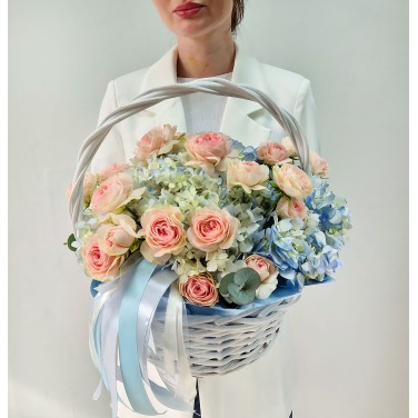 Корзина цветв с гортензией Небесный взор