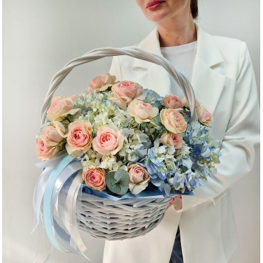 Корзина цветв с гортензией Небесный взор