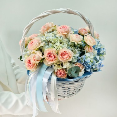 Корзина цветв с гортензией Небесный взор
