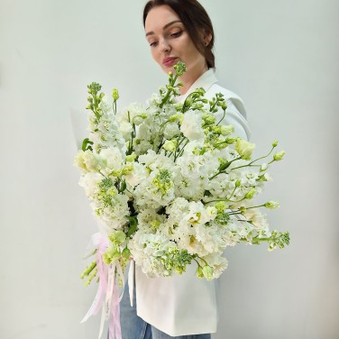 Белый ветер букет из эустомы и маттиол