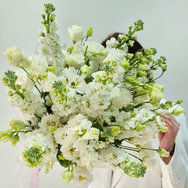 Белый ветер букет из эустомы и маттиол