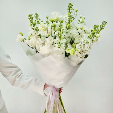 Белый ветер букет из эустомы и маттиол