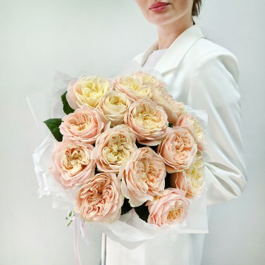 Монобукет пионовидных кремовых роз