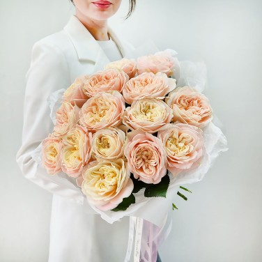 Монобукет пионовидных кремовых роз