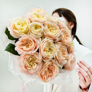 Монобукет пионовидных кремовых роз