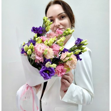 Монобукет из розовых и фиолетовых лизиантусов