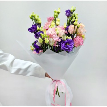 Монобукет из розовых и фиолетовых лизиантусов