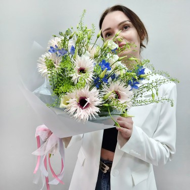 Летний букет с герберами и дельфиниумом