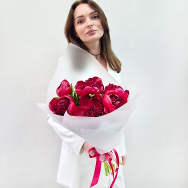Мнобукет из 7 красных пионов