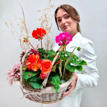 Яркая композиция в корзине Патио