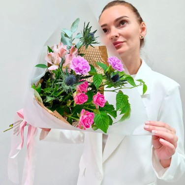 Необычный букет из гвоздик и колючек Недотрога