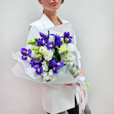 Букет из ирисов и маттиол Везение