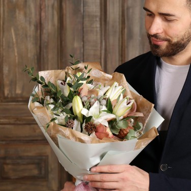 Букет с лилиями и эвкалиптом Гармония Козерог