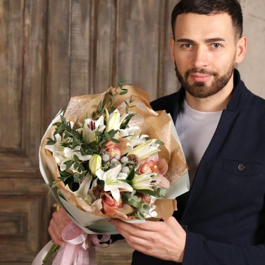 Букет с лилиями и эвкалиптом Гармония Козерог