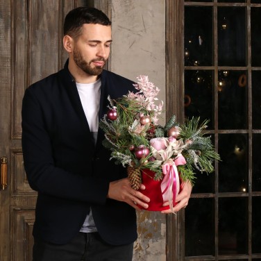 Шляпная коробка из орхидей и нобилиса Традиции Волшебства Козерог