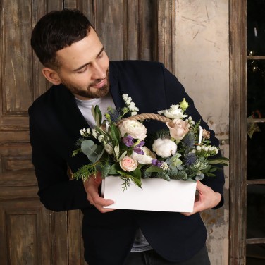 Ящик с ранункулюсами и нобилисом Чистота разума Козерог