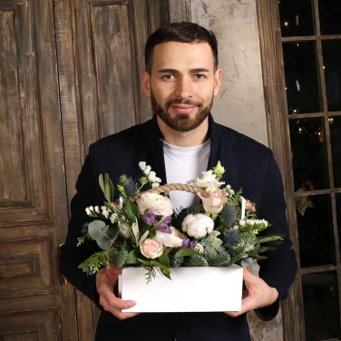 Ящик с ранункулюсами и нобилисом Чистота разума Козерог