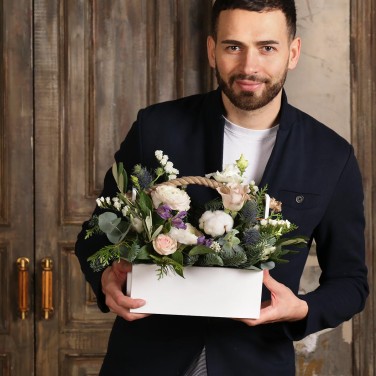 Ящик с ранункулюсами и нобилисом Чистота разума Козерог