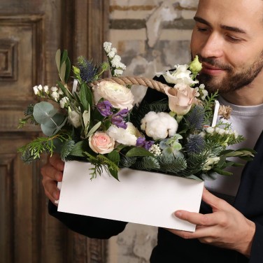 Ящик с ранункулюсами и нобилисом Чистота разума Козерог