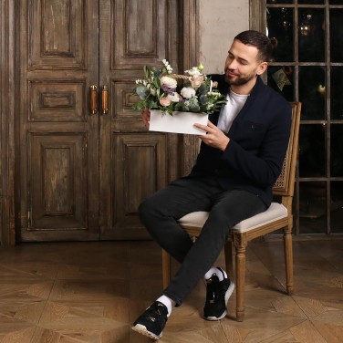 Ящик с ранункулюсами и нобилисом Чистота разума Козерог