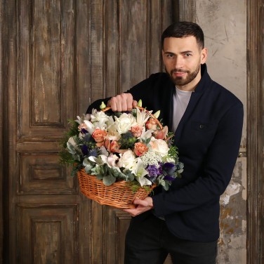 Большая корзина из лилий Луна в Козероге