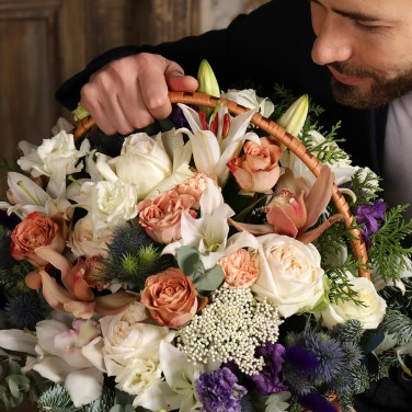 Большая корзина из лилий Луна в Козероге