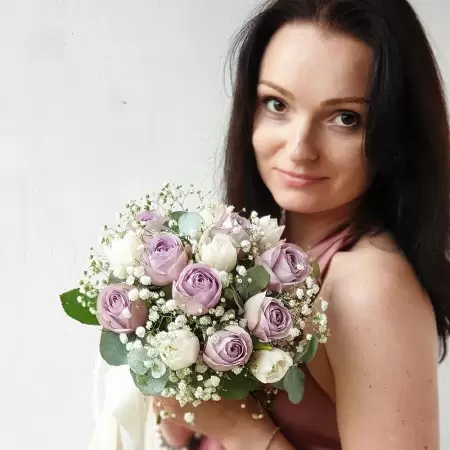 Нежный букет из голубых роз и тюльпанов