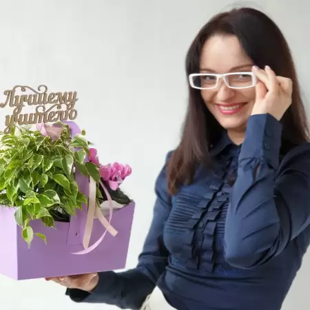 Учителю удобная сумочка с цикламеном и фикусом