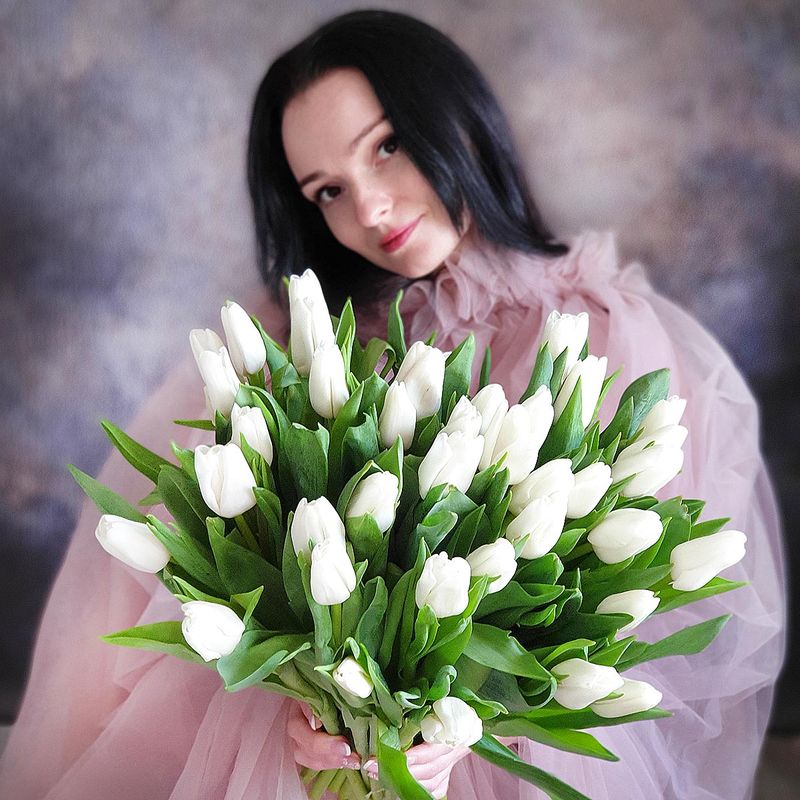 Красивое фото с тюльпанами девушки. Девушка с белыми тюльпанами. Фотосессия с тюльпанами. Фотосессия с тюльпани. Брюнетка с белыми тюльпанами.